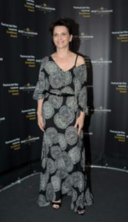 Juliette Binoche feet photo thumbnail