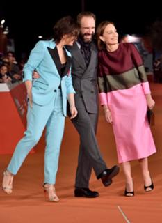 Juliette Binoche feet photo thumbnail