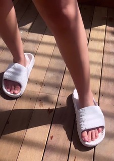 Juliette feet photo thumbnail