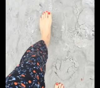 Juliette Lewis feet photo thumbnail