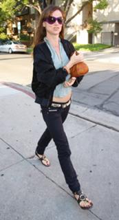 Juliette Lewis feet photo thumbnail