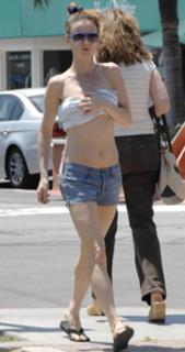 Juliette Lewis feet photo thumbnail