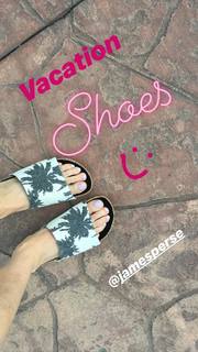 Juliette Lewis feet photo thumbnail