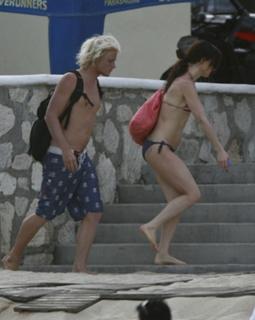 Juliette Lewis feet photo thumbnail