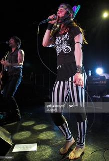 Juliette Lewis feet photo thumbnail