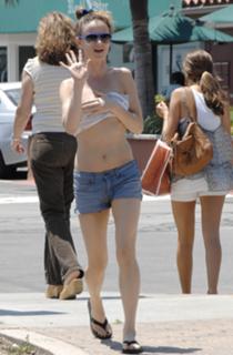 Juliette Lewis feet photo thumbnail
