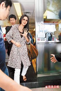 Jun Ji-hyun feet photo thumbnail