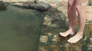 Jun Ji-hyun feet photo thumbnail