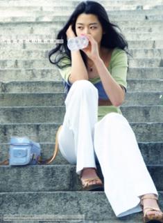 Jun Ji-hyun feet photo thumbnail