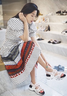 Jun Ji-hyun feet photo thumbnail