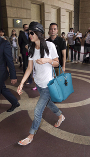 Jun Ji-hyun feet photo thumbnail