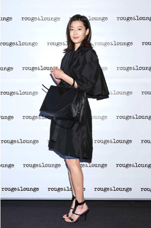 Jun Ji-hyun feet photo thumbnail