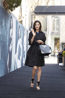 Jun Ji-hyun feet photo thumbnail