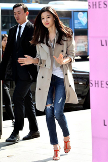 Jun Ji-hyun feet photo thumbnail