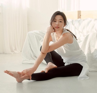 Jun Ji-hyun feet photo thumbnail