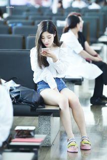 Jung Chae-yeon feet photo 1