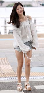 Jung Chae-yeon feet photo 3