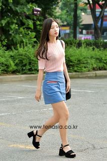 Jung Chae-yeon feet photo 7