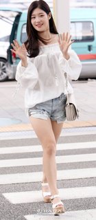 Jung Chae-yeon feet photo 6