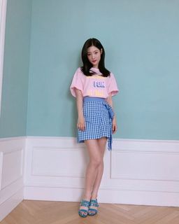 Jung Chae-yeon feet photo 3