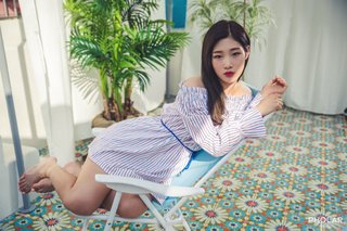 Jung Chae-yeon feet photo 9