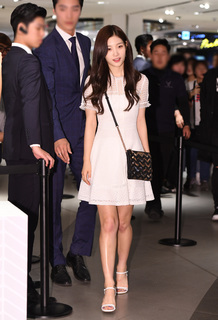Jung Chae-yeon feet photo 16