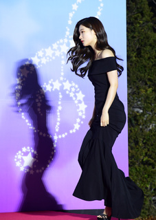 Jung Chae-yeon feet photo 12