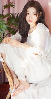Jung Chae-yeon feet photo 11
