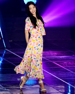 Jung Chae-yeon feet photo 7