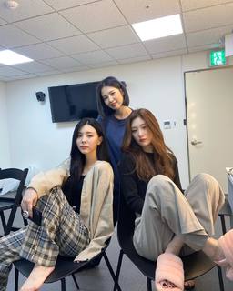 Jung Chae-yeon feet photo 1