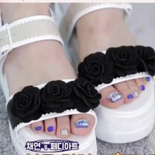 Jung Chae-yeon feet photo 19