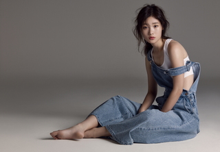 Jung Chae-yeon feet photo 17