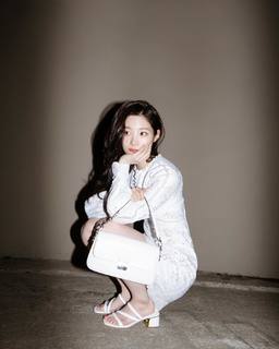 Jung Chae-yeon feet photo 14