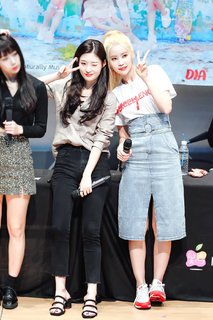 Jung Chae-yeon feet photo 11
