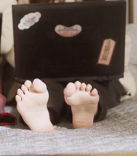 Jung Chae-yeon feet photo 2