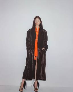 Jung Chae-yeon feet photo 18