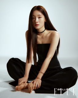 Jung Chae-yeon feet photo 12