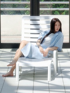 Jung Chae-yeon feet photo 9