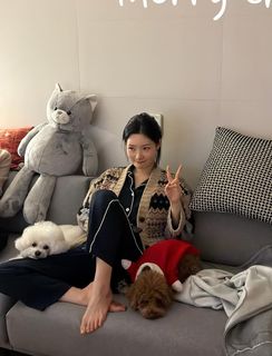Jung Chae-yeon feet photo 18