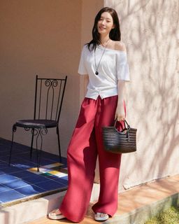 Jung Chae-yeon feet photo 11