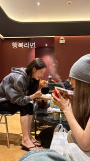 Jung Chae-yeon feet photo 3