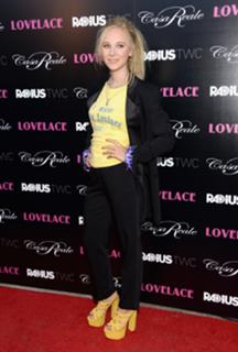 Juno Temple feet photo thumbnail