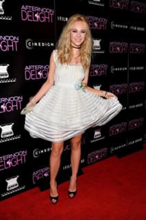 Juno Temple feet photo thumbnail