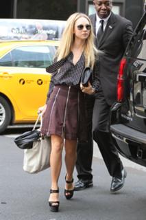 Juno Temple feet photo thumbnail