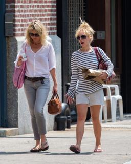 Juno Temple feet photo thumbnail