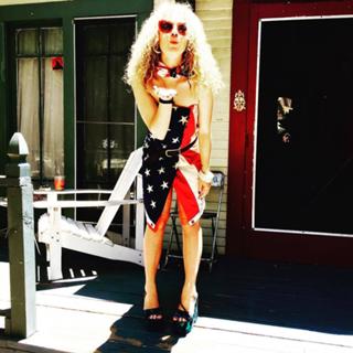 Juno Temple feet photo thumbnail