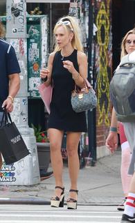 Juno Temple feet photo thumbnail