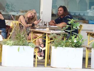 Juno Temple feet photo thumbnail
