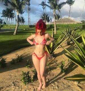 Justina Valentine feet photo thumbnail