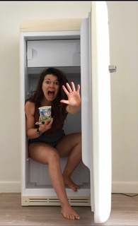 Justine Becattini feet photo thumbnail